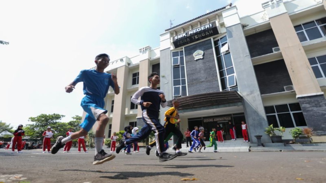 Sejumlah pelajar beraktivitas di halaman SMK Negeri Jawa Tengah di Semarang, Jumat (5/5/2023). (ANTARA/HO-Humas Pemprov Jateng)