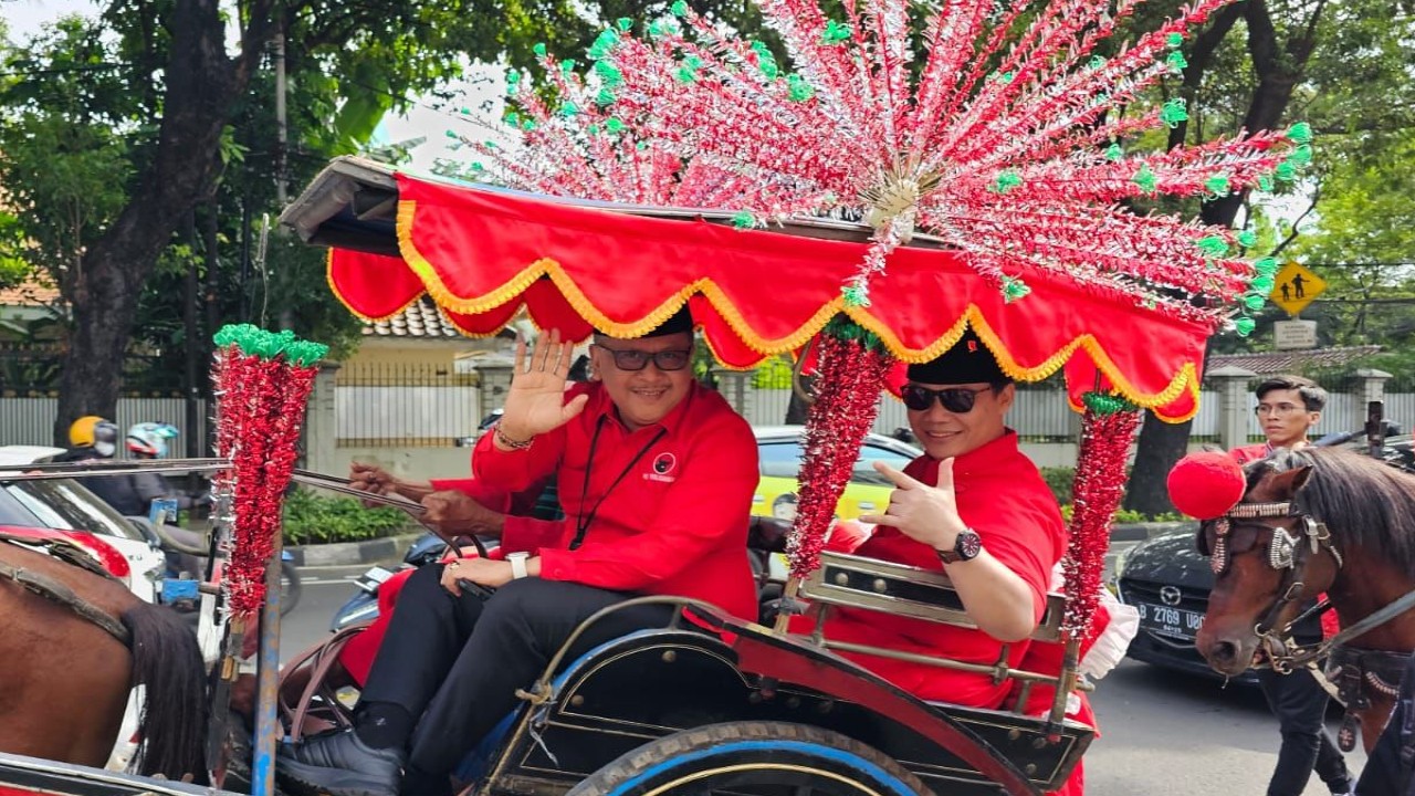 Sekretaris Jenderal DPP PDIP Hasto Kristiyanto pimpin defile PDI Perjuangan menuju gedung KPU.