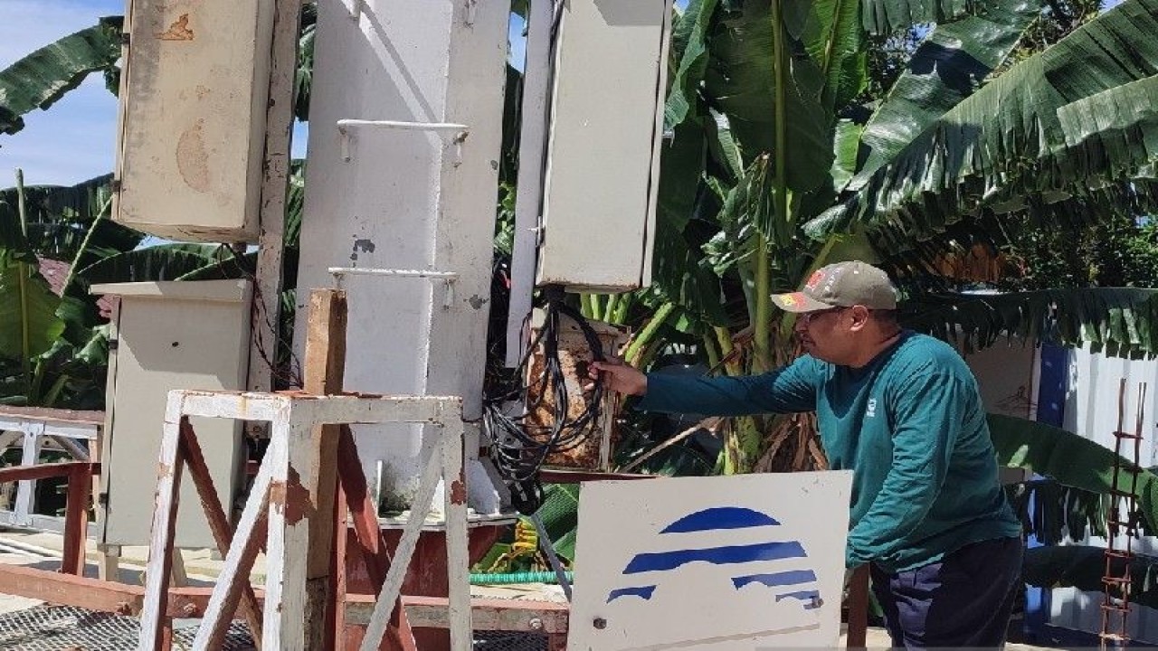 Kepala BMKG Wilayah V Jayapura Yustus Rumakiek mengamati peralatan sirene tsunami yang kembali berbunyi setelah vakum selama setahun. (ANTARA/Evarukdijati)