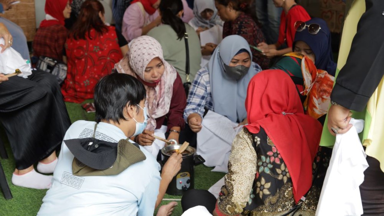 Warga mengikuti acara 'Membatik Bersama' kolaborasi Anggota Komisi VI DPR RI Fraksi PDI Perjuangan Sondang Tampubolon dengan Ikatan Wanita Pengusaha Indonesia (IWAPI) Jakarta Timur. (Mario Sijabat)