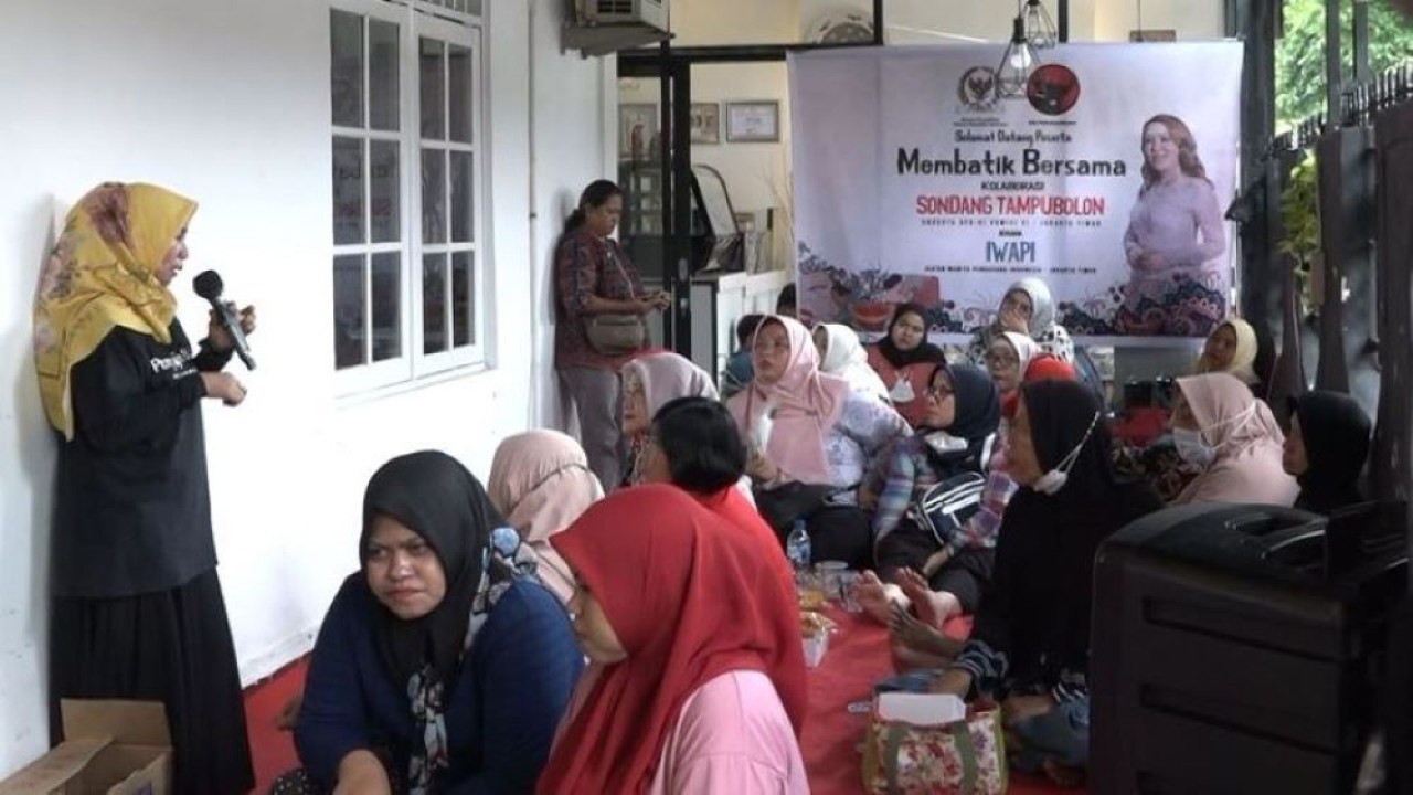 Warga antusias mengikuti acara 'Membatik Bersama' Anggota Komisi VI DPR RI Fraksi PDI Perjuangan Sondang Tampubolon dan IWAPI Jakarta Timur.