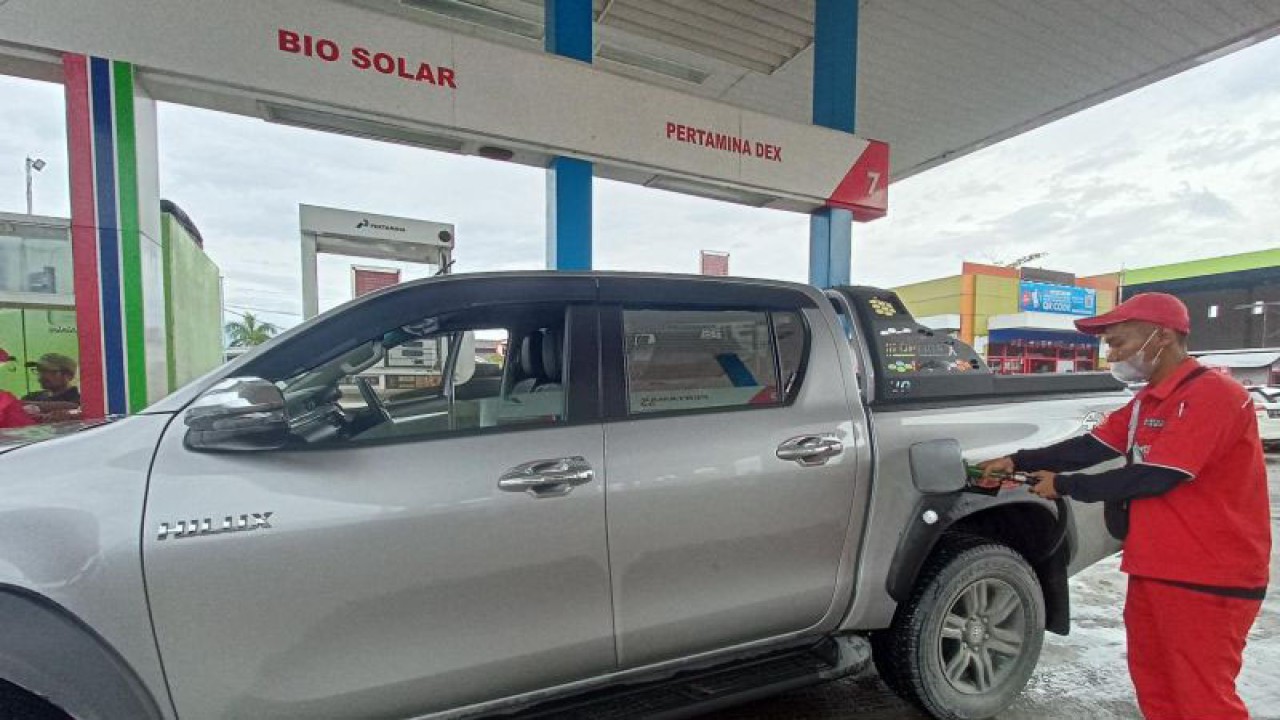 Petugas di salah satu SPBU Kota Palu mengisi BBM jenis solar pada salah satu kendaraan penggunaan produk Pertamina. ANTARA/Moh Ridwan