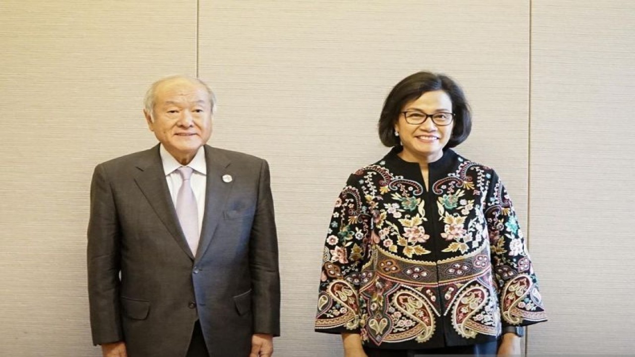 Menteri Keuangan (Menkeu) Sri Mulyani (kanan) melakukan pertemuan bilateral dengan Menteri Keuangan Jepang Shun’ichi Suzuki (kiri) di Incheon, Korea Selatan, Rabu (03/05/2023). (ANTARA/HO-Instagram @smindrawati)