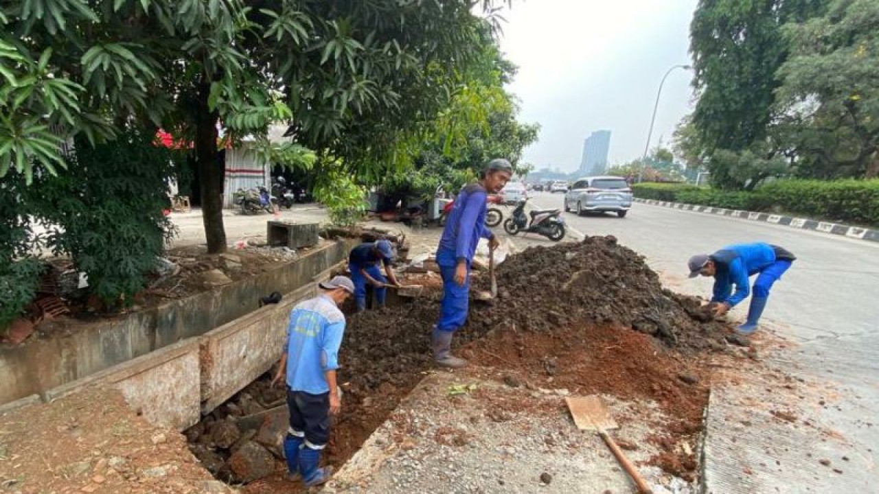 Sejumlah PJLP Suku Dinas SDA Jakarta Selatan memperbaiki saluran air, Jakarta, Senin (22/5/2023). ANTARA/Luthfia