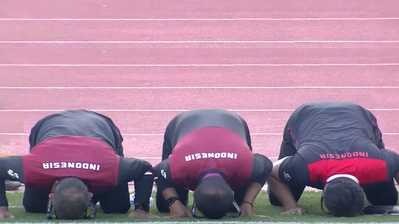 Sujud syukur pelatih Indonesia usai Garuda Muda berhasil memasukkan gol ke gawang lawan. (foto: youtube)