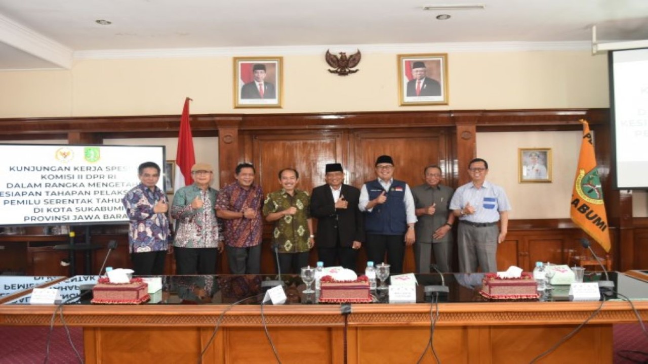Anggota Komisi II DPR RI Teddy Setiadi dalam foto bersama usai mengikuti Tim Kunker Komisi II DPR mengunjungi Kantor Walikota Sukabumi, Rabu (24/5/2023). (Jaka/nr)