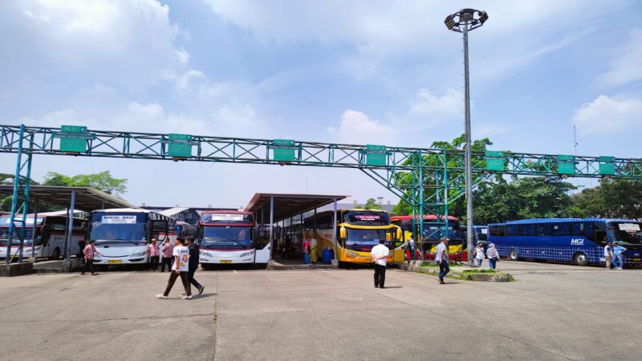 Arsip: Situasi Tempat Naik Bus Di Terminal Leuwipanjang Dalam Periode ...