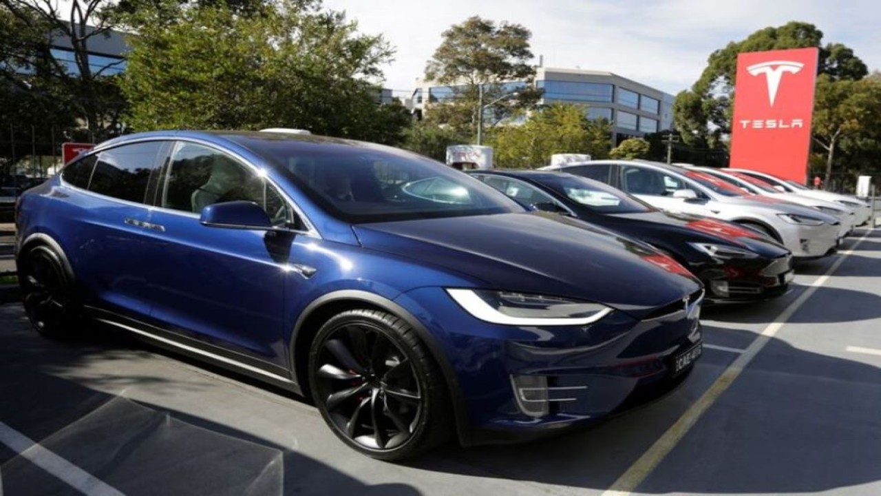 Tesla Model X (depan) dan Model S (kedua dari kiri) difoto di diler mobil listrik Tesla di Sydney, Australia, 31 Mei 2017. (Jason Reed/Reuters)