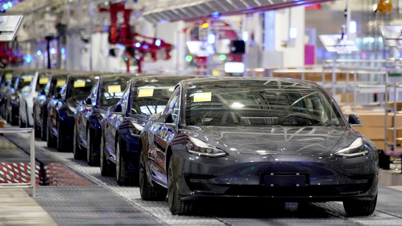 Regulator Pasar China mengatakan Tesla akan memperbaiki perangkat lunak di lebih dari 1,1 juta kendaraan untuk mengurangi kemungkinan kecelakaan. (Reuters)