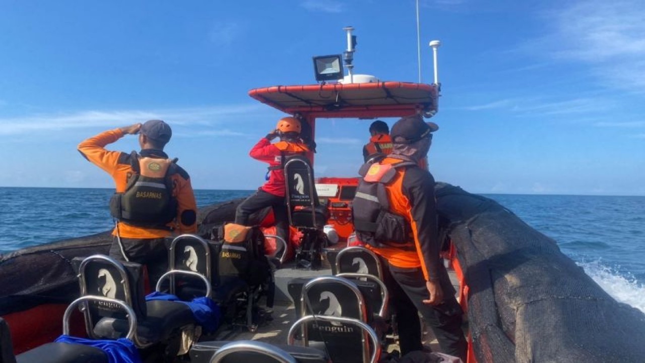 Suasana pencarian KMN Ilham Kajang oleh tim SAR yang dilaporkan mengalami kerusakan mesin di perairan Bulukumba, Sulawesi Selatan. ANTARA/HO/Basarnas Sulsel