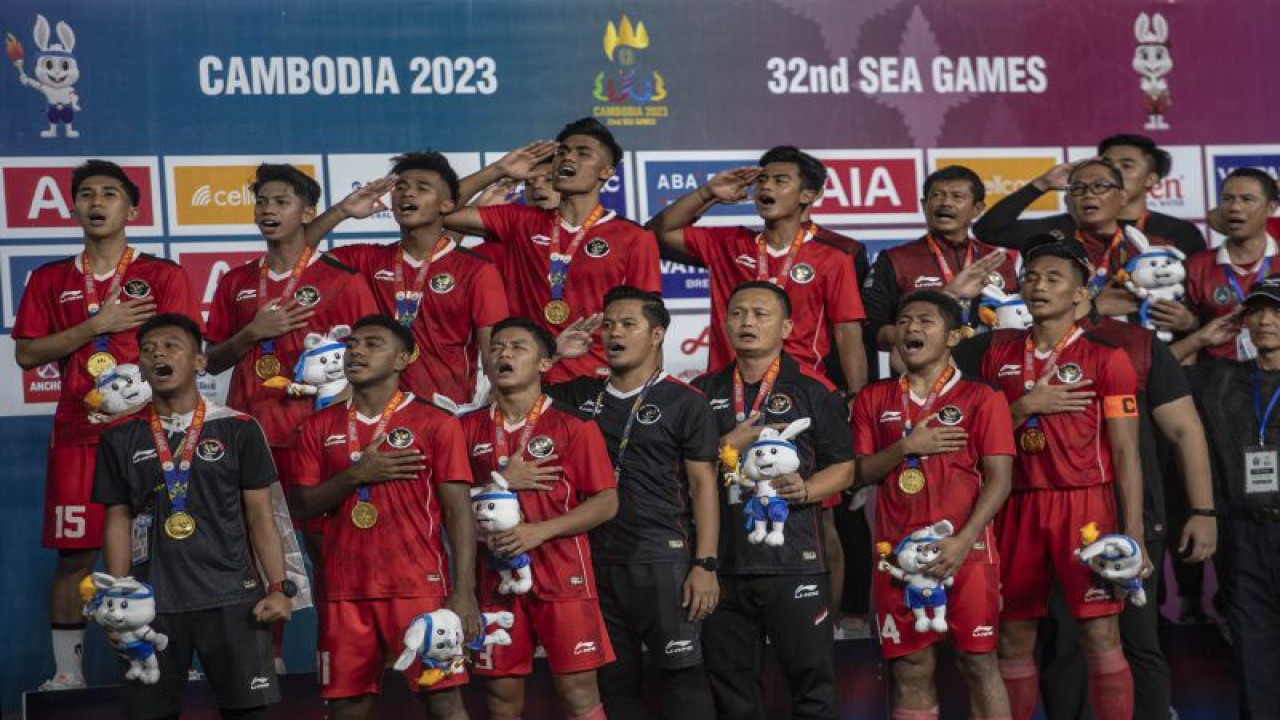 Pesepak bola Timnas Indonesia U-22 menyanyikan lagu Indonesia Raya usai meraih medali emas SEA Games 2023 di National Olympic Stadium, Phnom Penh, Kamboja, Selasa (16/5/2023). ANTARA FOTO/Muhammad Adimaja/rwa.