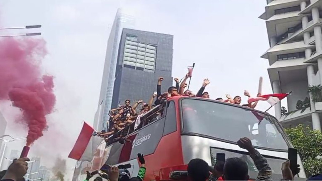 Timnas Indonesia U-22 saat berkeliling di Jakarta, Jumat (19/5/2023). (foto: Antara)