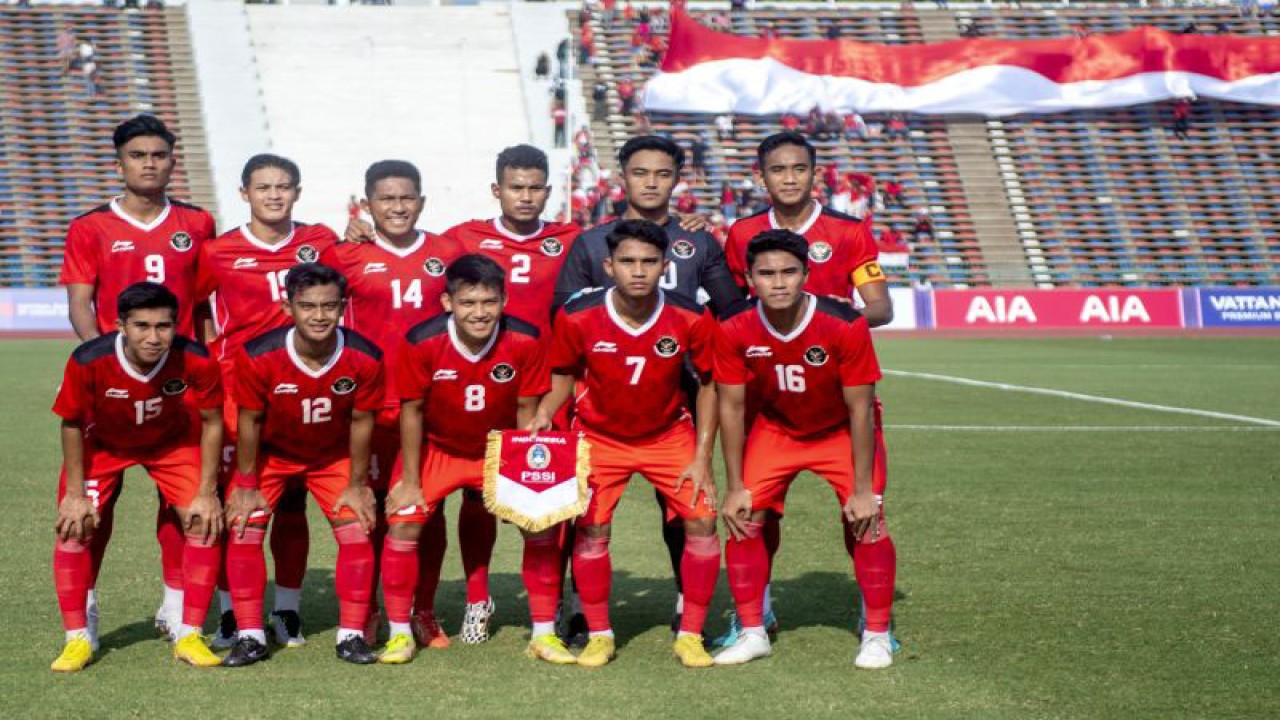 Ilustrasi - Pemain Timnas Indonesia U-22 foto bersama sebelum pertandingan Grup A Sepak Bola SEA Games 2023 di National Olympic Stadium, Phnom Penh, Kamboja, Kamis (4/5/2023). ANTARA FOTO/M Agung Rajasa/rwa.