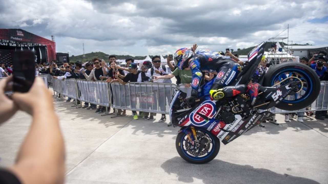 Pebalap Pata Yamaha Prometeon WorldSBK Toprak Razgatlioglu melakukan "stoopie" seusai sesi balapan WSBK Superpole di Pertamina Mandalika International Street Circuit di KEK Mandalika, Desa Kuta, Kecamatan Pujut, Praya, Lombok Tengah, NTB, Sabtu (4/3/2023). Toprak Razgatlioglu berhasil meraih pole position dalam Tissot Superpole dengan catatan waktu terbaik 1 menit 32.037 detik disusul posisi kedua ditempati Andrea Locatelli dengan catatan waktu tercepat 1 menit 32.106 detik dan Alvaro Bautista di posisi ketiga dengan waktu 1 menit 32.202 detik. (ANTARA FOTO/M Agung Rajasa/foc.)