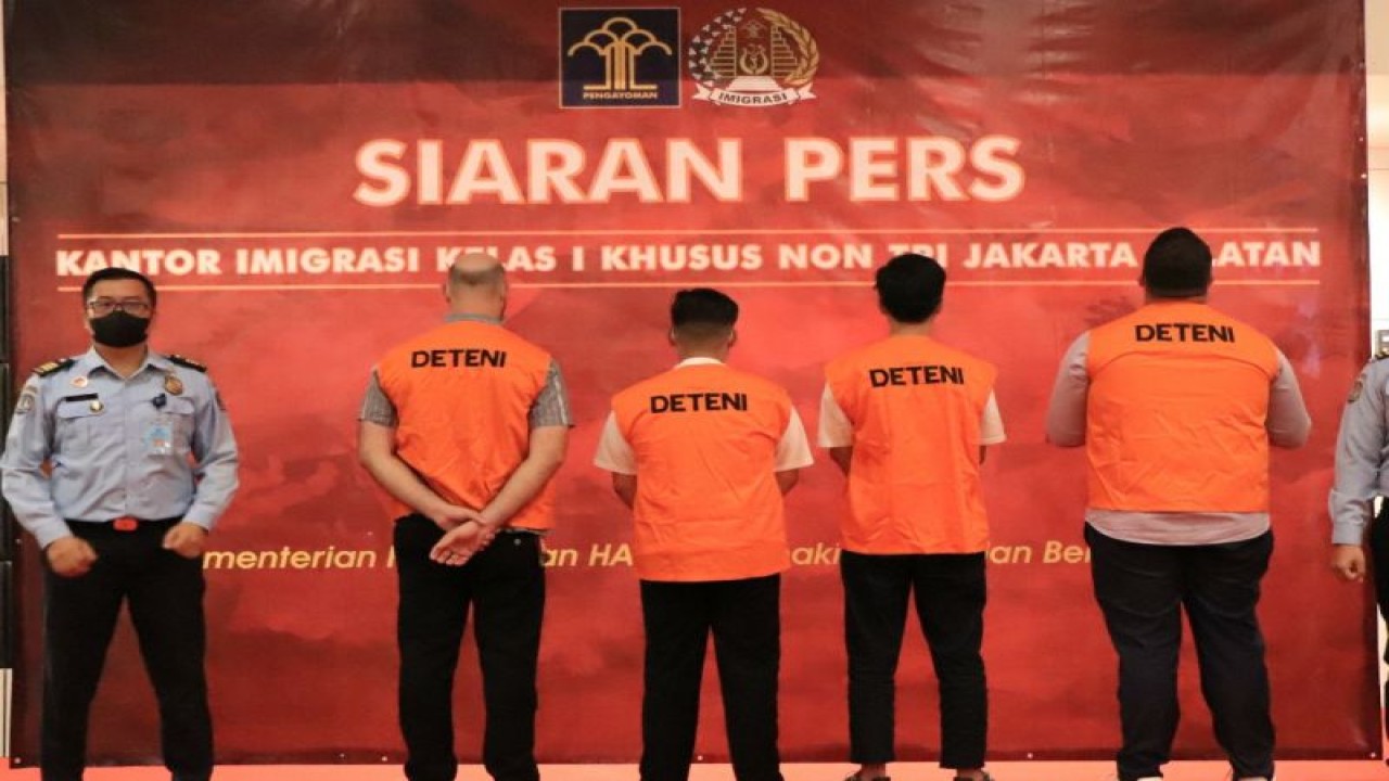 Kantor Imigrasi Kelas I Khusus Non TPI Jakarta Selatan menangkap empat orang warga negara asing (WNA) tak sesuai izin tinggal, Jakarta, Jumat (26/5/2023). ANTARA/HO-Imigrasi Jakarta Selatan