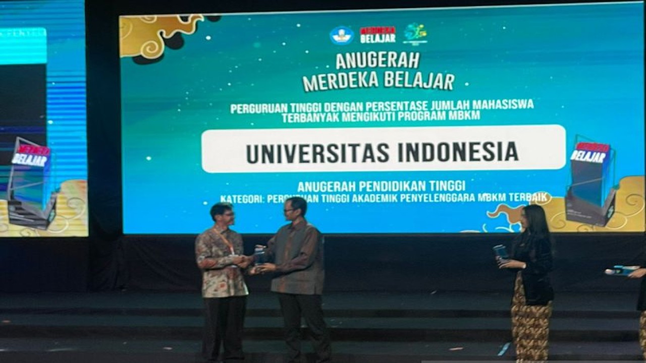 Wakil Rektor Bidang Akademik dan Kemahasiswaan UI, Prof. Dr. rer. nat. Abdul Haris (kiri) ketika menerima penghargaan MBKM terbesar (ANTARA/Foto: istimewa)