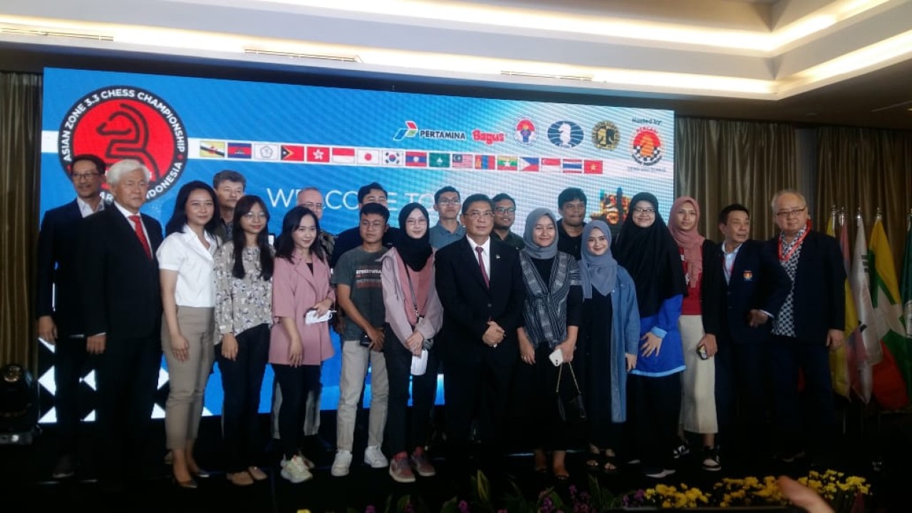 Ketua Umum PB Percasi GM Utut Adianto berfoto bersama pengurus, jajaran panitia dan para peserta saat acara pembukaan Asian Zone 3.3 Chess Championship 2023 di Ballroom Hotel Century Senayan, Jakarta/ist