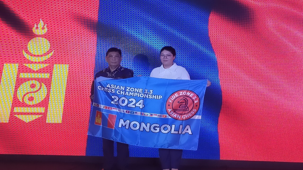 Presiden FIDE Zone 3.3 Asia yang juga Ketua Umum PB Percasi Utut Adianto bersama GMW dari Mongolia Enkhtuul Altanulzii membentangkan bendera bertuliskan "Asian Zone 3.3 Chess Championship 2024 Mongolia".