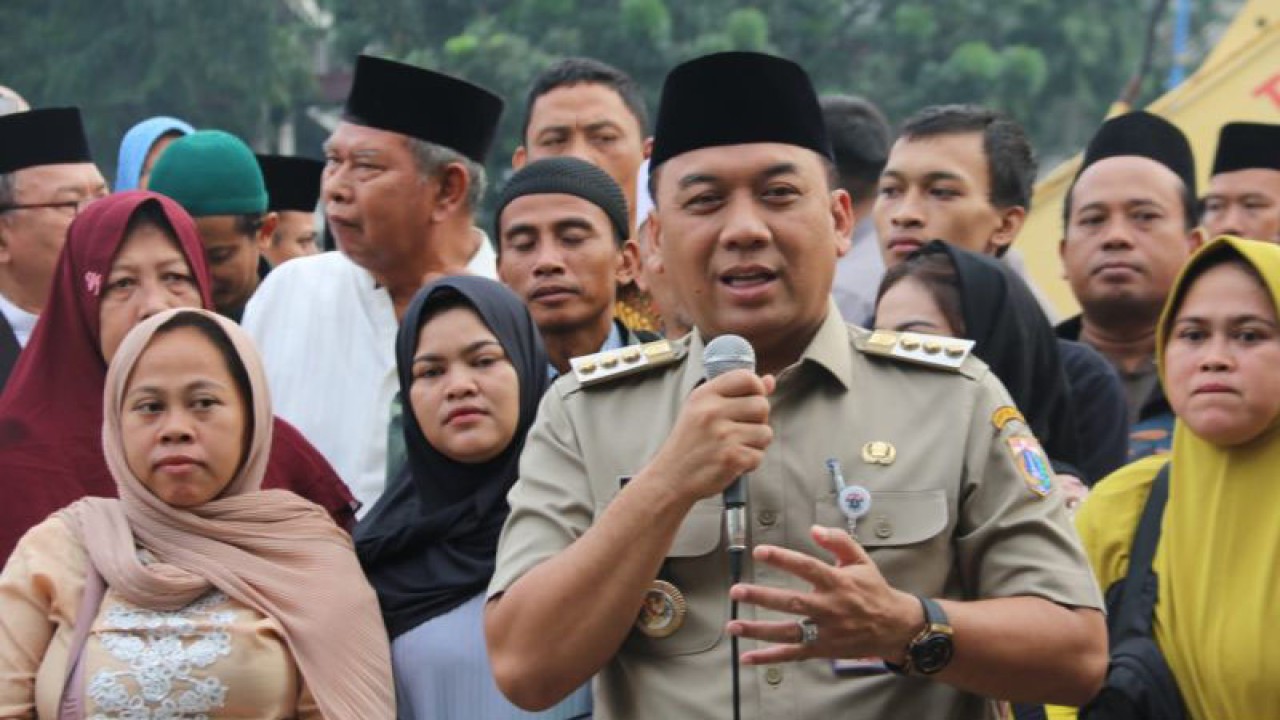 Wali Kota Jakarta Barat, Uus Kuswanto menyampaikan sambutannya dalam pelepasan keberangkatan 32 calon haji yang tergabung dalam Kelompok Bimbingan Ibadah Haji dan Umroh (KBIHU) Imanuha pada Selasa (30/5/2023). ANTARA/HO-Pemkot Jakbar