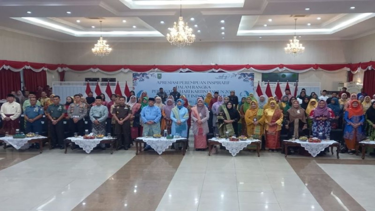 Wakil Gubernur Riau Edy Natar Nasution bersama para peraih penghargaan pada acara puncak peringatan hari Kartini 2023 di gedung Daerah Balai Serindit, di Pekanbaru, Jumat (26/5). Antara/Frislidia.