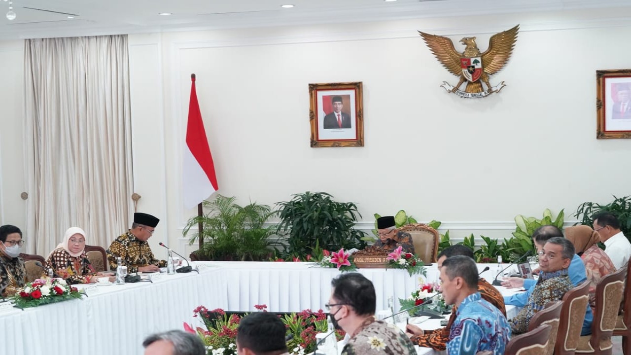 Wakil Presiden (Wapres) K.H. Ma’ruf Amin memimpin Rapat Pleno tentang Percepatan Penghapusan Kemiskinan Ekstrem (PPKE) di Istana Wapres, Jl. Medan Merdeka Selatan Nomor 6, Jakarta Pusat. 