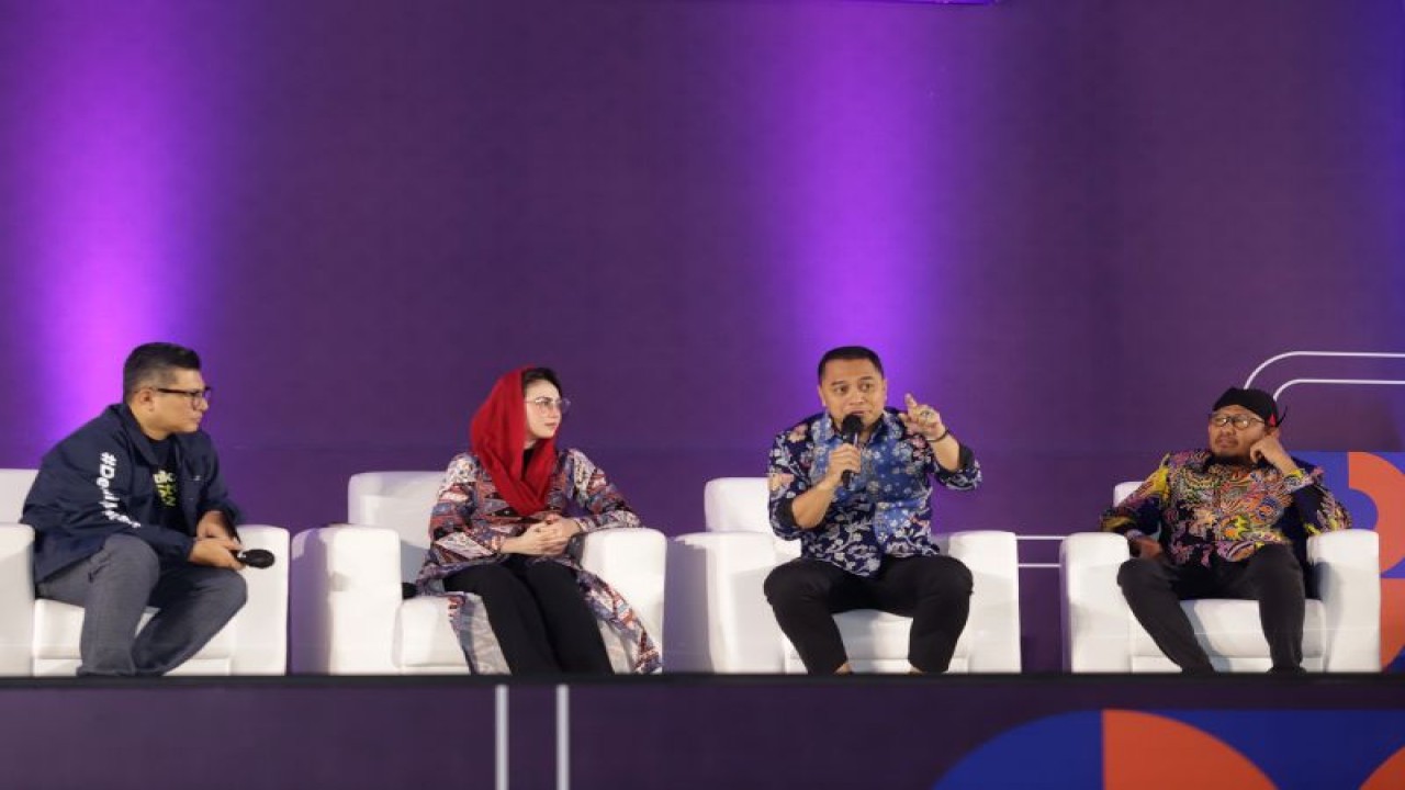 Wali Kota Surabaya Eri Cahyadi menjadi salah satu pembicara di acara dialog bertema #DemiIndonesia Berani Bergerak di Universitas Airlangga (Unair) Surabaya, Kamis (25/5/2023). (ANTARA/HO-Diskominfo Surabaya)