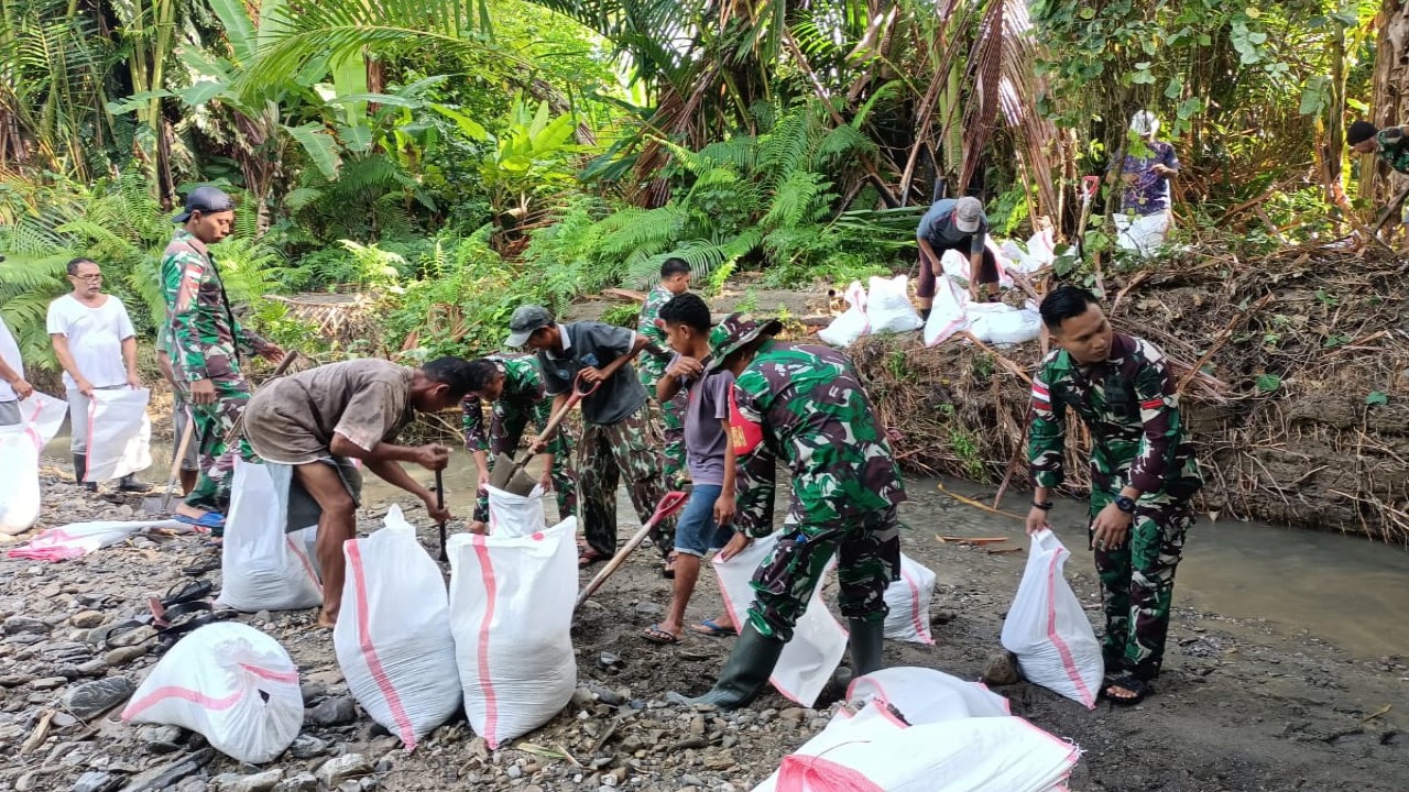 Satgas Pamrahwan Maluku Yonarmed 1 Kostrad melaksanakan kegiatan membantu warga dalam membuat tanggul untuk mencegah banjir di Desa Lokki, Kec. Huamual, Kab. Seram Bagian Barat (SBB).