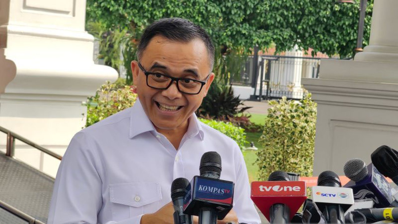 Menteri Pendayagunaan Aparatur Negara dan Reformasi Birokrasi (Menpan RB) Abdullah Azwar Anas menyampaikan keterangan pers di lingkungan Istana Kepresidenan Jakarta, Senin (12/6/2023). ANTARA/Gilang Galiartha.