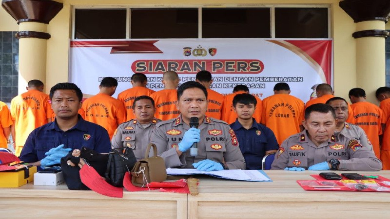 Kapolres Lombok Barat, AKBP Bagus Nyoman Gede J (tengah), menyampaikan keterangan kepada wartawan terkait penangkapan 12 orang pelaku pencurian dengan kekerasan dan pemberatan, di Kabupaten Lombok Barat, Nusa Tenggara Barat, Rabu (7/6/2023). ANTARA/HO-Polres Lobar