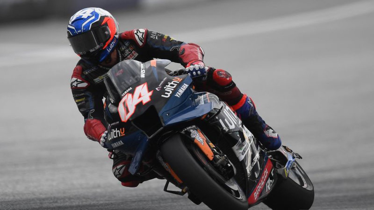 Pebalap Andrea Dovizioso (WithU Yamaha RNF) melaju saat sesi latihan bebas di MotoGP Austria yang digelar di Spielberg, 20 Agustus 2022. (ANTARA/AFP/VLADIMIR SIMICEK)