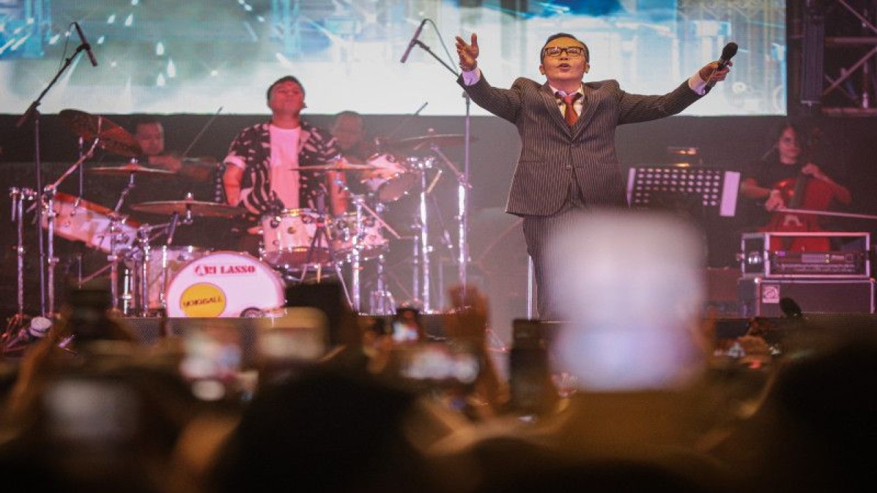 Ari Lasso mengajak penggemarnya untuk nyanyi bersama saat "Konser 3 Dekade Perjalanan Cinta Ari Lasso" di Balroom Westin Surabaya, Sabtu (16/16/2023) malam. (ANTARA/Rizal Hanafi)