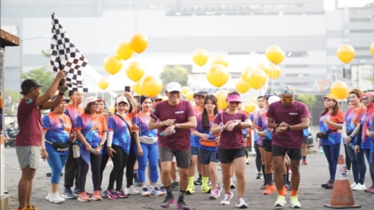 Bendera start dikibarkan tanda dimulainya lari bersama komunitas Road to BAF Lions Run 2023 di Surabaya pada Sabtu 3 Juni 2023/ist    