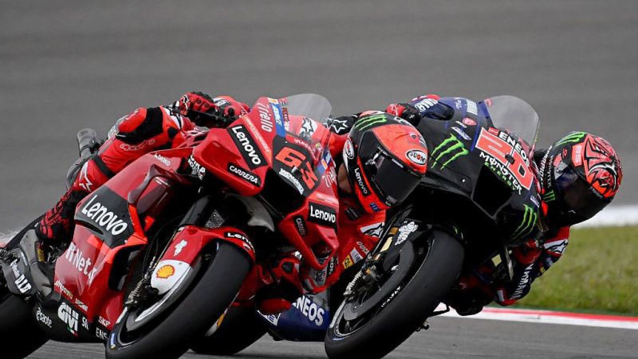 Arsip foto - Pebalap tim Ducati Francesco Bagnaia dan pebalap tim Yamaha Fabio Quartararo saat berduel di Grand Prix Portugal, Sirkuit Alrgarve, Portimao, Portugal (24/4/2022). ANTARA/AFP/Gabriel Bouys/aa.