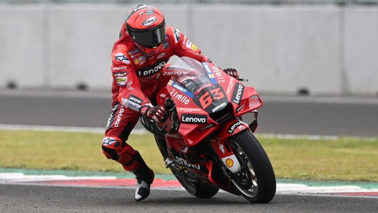 Arsip - Pembalap Ducati Lenovo Team Francesco Bagnaia memacu kecepatan sepeda motornya pada hari kedua tes pramusim MotoGP 2022 di Pertamina Mandalika International Street Circuit, Lombok Tengah, NTB, Sabtu (12/2/2022). ANTARA FOTO/Andika Wahyu/rwa.