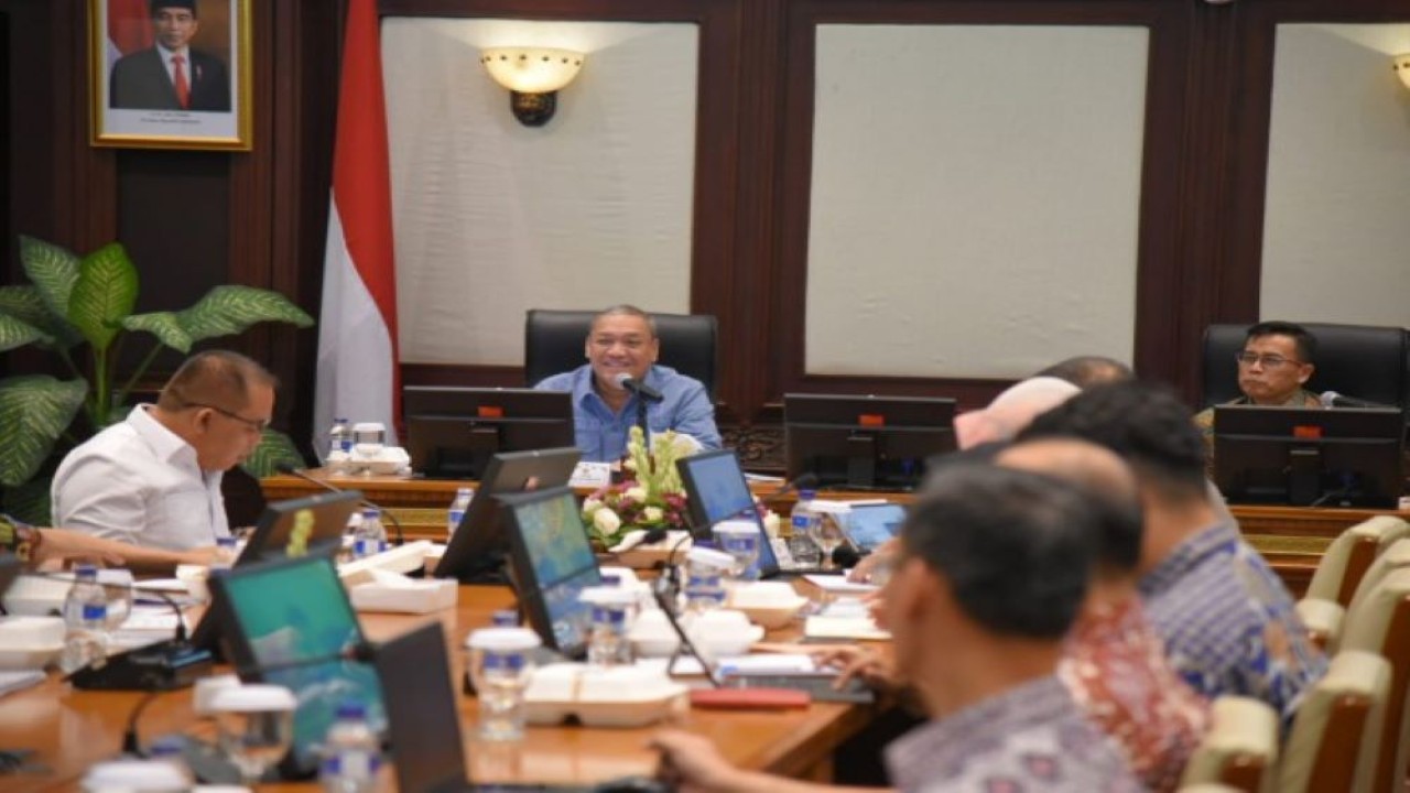 Wakil Ketua Komisi I DPR RI Bambang Kristiono saat memimpin pertemuan dengan Pemprov Jawa Barat, Polda dan Kajati Jawa Barat di Kota Bandung, Jawa Barat, Jumat (9/6/2023). (Singgih/nr)