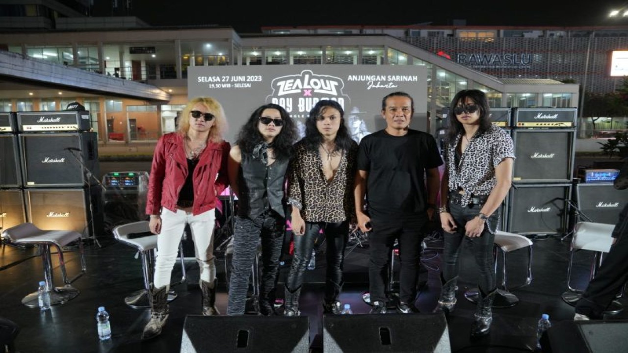 Band rock Zealous bersama Pay Burman. (ANTARA/HO-Zealous)