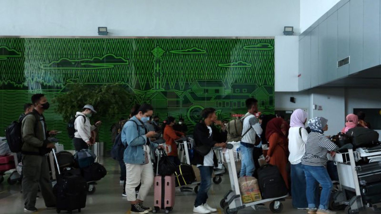 Sejumlah calon penumpang pesawat mengantre untuk 'check in' di Bandara Internasional Supadio, Kabupaten Kubu Raya, Kalimantan Barat, Selasa (11/4/2023). ANTARA FOTO/Jessica Helena Wuysang/rwa