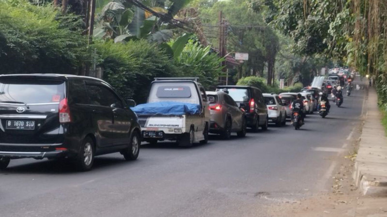 Arus kendaraan mengalami antrean menuju ke arah Lembang di Jalan Ciumbuleuit, Kota Bandung, Jawa Barat, Jumat (2/6/2023). ANTARA/Bagus Ahmad Rizaldi