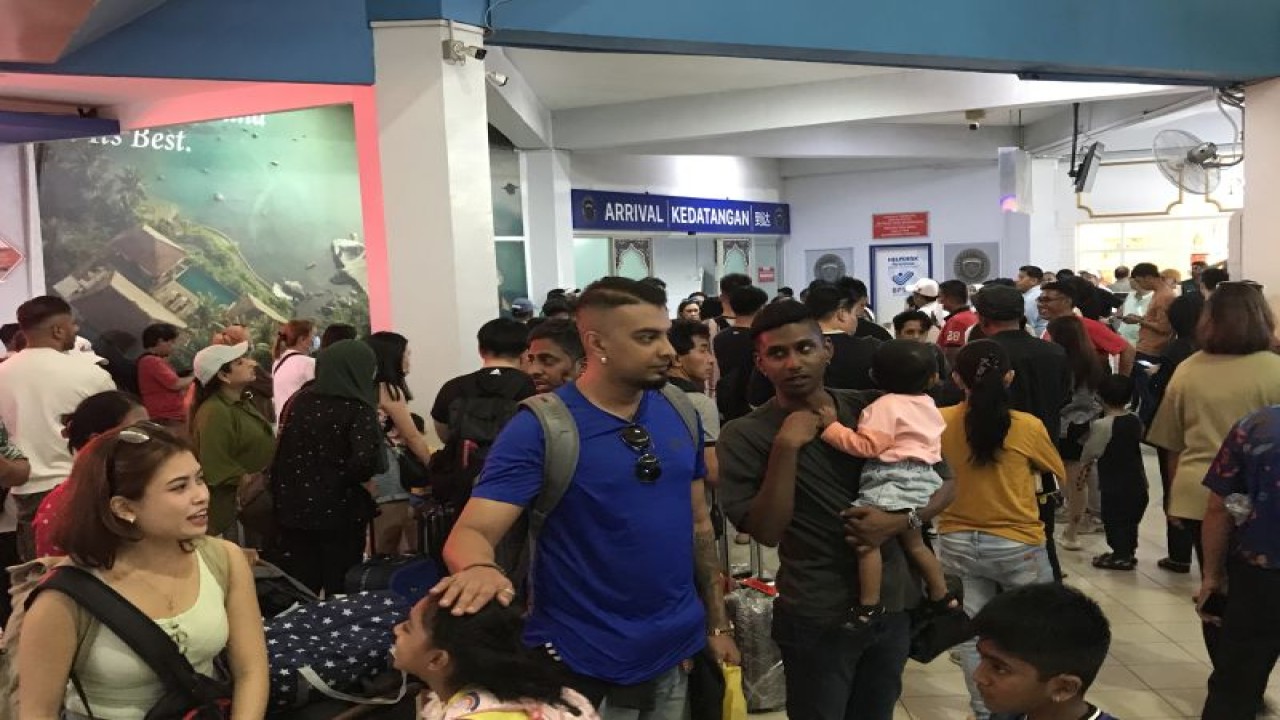 Ribuan wisman datang ke Batam melalui Pelabuhan Internasional Batam Center, Jumat (2/6). (ANTARA/Yude)