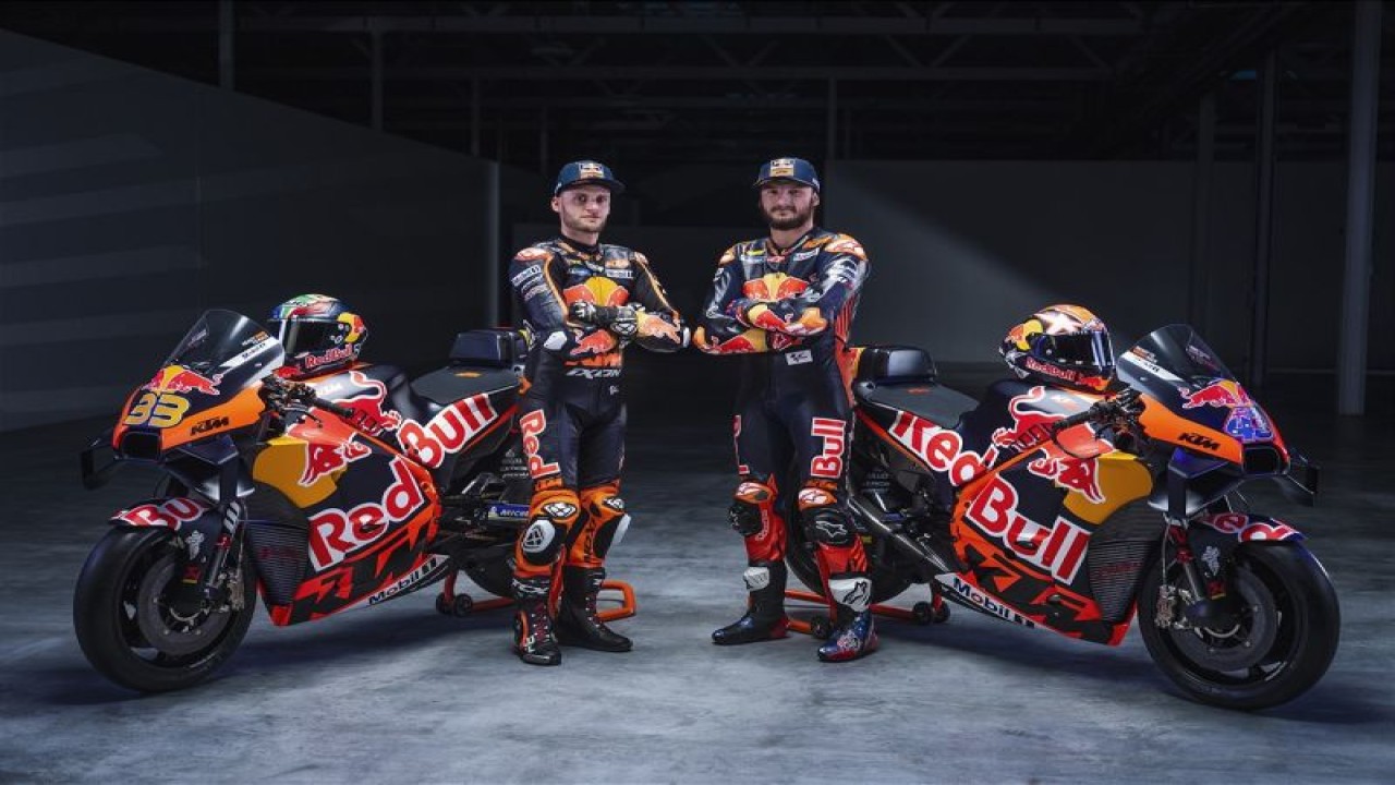 Jack Miller dan Brad Binder berpose untuk Red Bull KTM Racing Factory untuk MotoGP musim 2023. (Red Bull KTM Factory Racing)