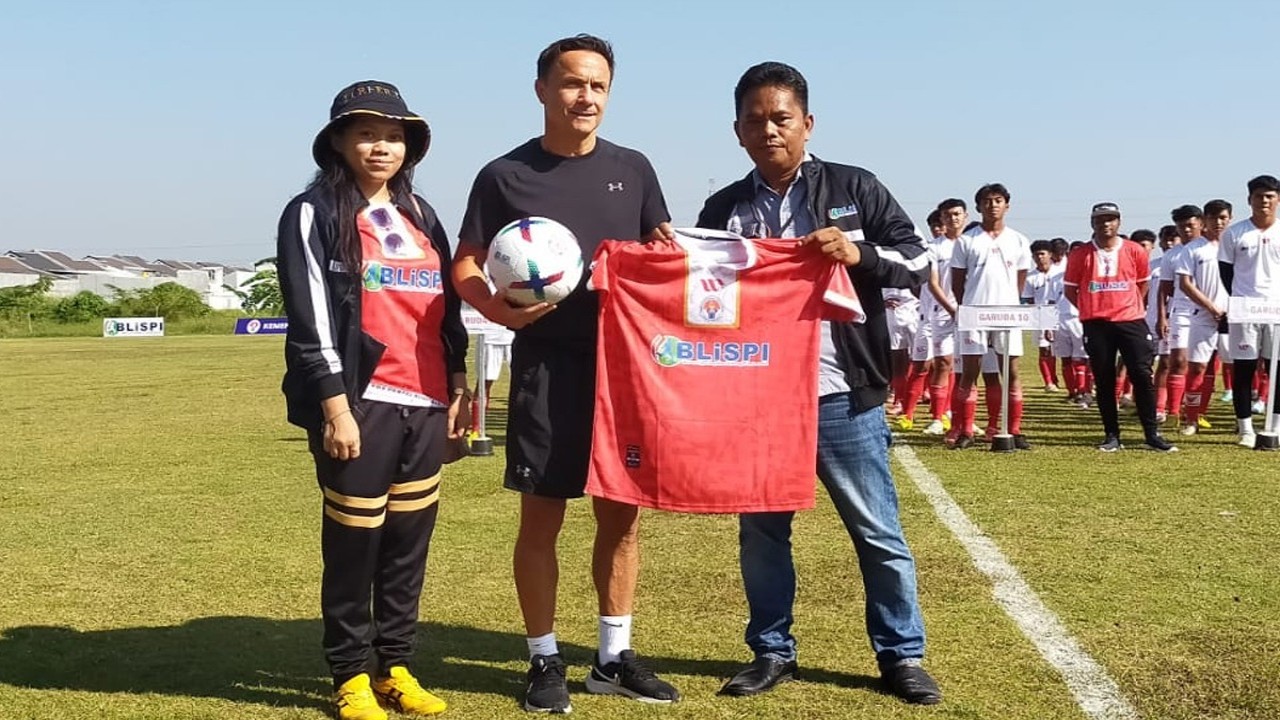 Ketua Umum BLiSPI Subagja Suihan bersama Sekretaris Jenderal Yessi Yunita dan Direktur Sepakbola Garuda Select, Dennis Wise saat pembukaan seleksi nasional BLiSPI di Gresik, Jawa Timur