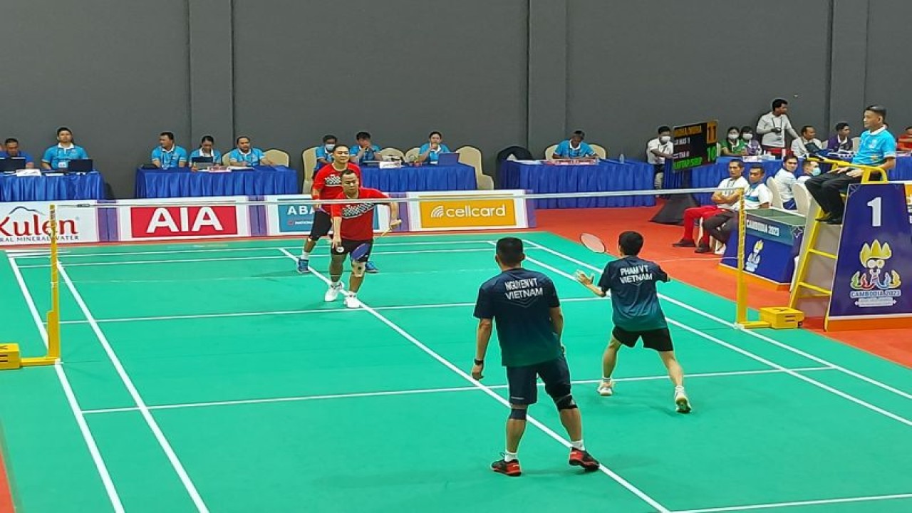 Atlet para-bulu tangkis Hafidz Briliansyah Prawiranegara dan Hari Susanto bertanding melawan Vietnam di laga semifinal cabang olahraga para-bulu tangkis di Badminton Hall Morodok Techo Stadium, Phnom Penh, Sabtu (3/7/2023). (ANTARA/Aditya Ramadhan)