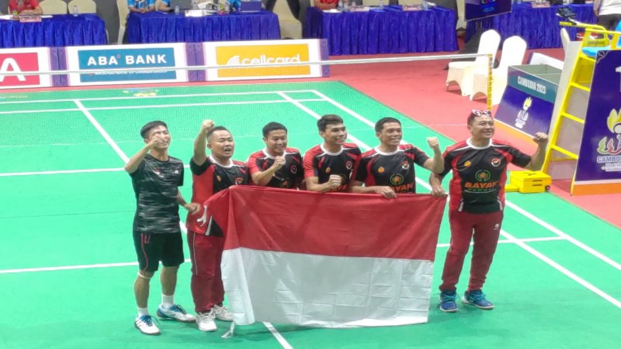 Atlet para-bulu tangkis mengibarkan bendera Indonesia setelah memenangkan pertandingan final lawan Malaysia di Badminton Hall kawasan Stadion Nasional Morodok Techo, Phnom Phen Sabtu 3 Juni 2023. ANTARA/Hendri Sukma Indrawan