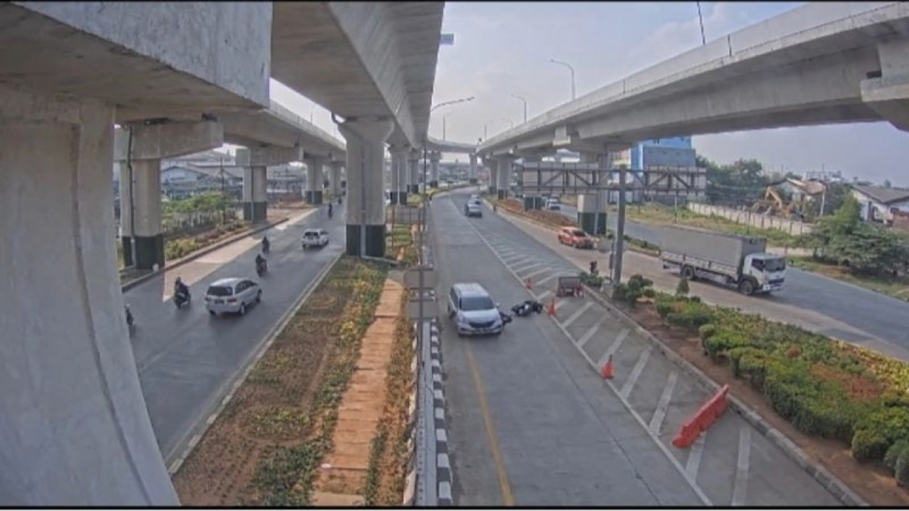 Tangkapan layar pengendara mobil Avanza menabrak pengendara motor di pintu masuk Tol Cakung-Kelapa Gading, Jakarta Timur, Rabu (14/6/2023). ANTARA/HO-CCTV Tol Cakung-Kelapa Gading