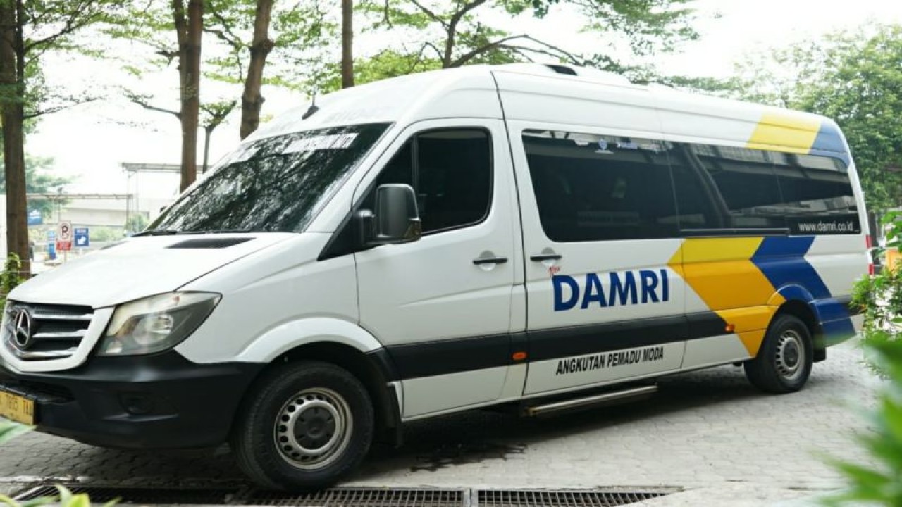 Bus "sprinter" Damri yang melayani rute Bandara Soekarno-Hatta (Soetta)-Mega City Bekasi. ANTARA/HO-Damri