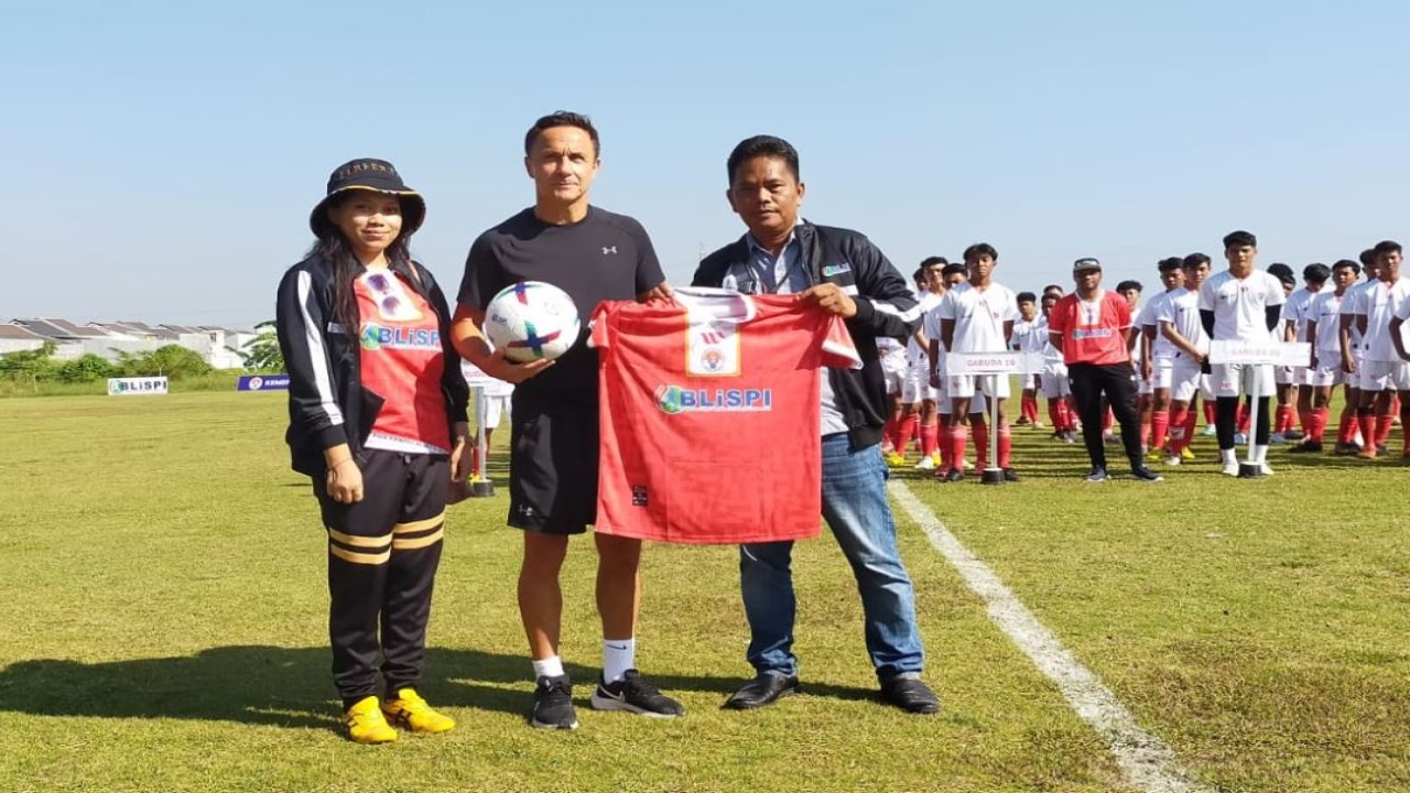 Direktur Sepak Bola Garuda Select, Dennis Wise bersama Ketua Umum BLiSPI Subagja Suihan dan Sekretaris Jenderal Yessi Yunita pada ajang Seleksi Garuda Select Jilid VI 2023 di Gresik, Jawa Timur. (Istimewa)