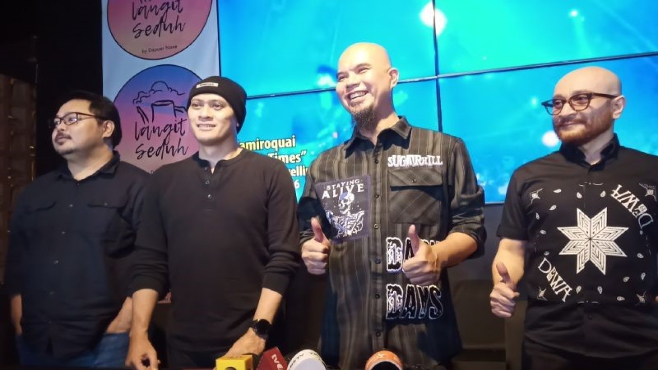 Pentolan grup band, Dewa 19, Ahmad Dhani (kedua dari kanan), saat acara konferensi pers perilisan lagu Bohemian Rhapsody dan Rosanna di kawasan Kebon Sirih, Jakarta Pusat pada Selasa (27/6). (ANTARA/Farhan Arda Nugraha)