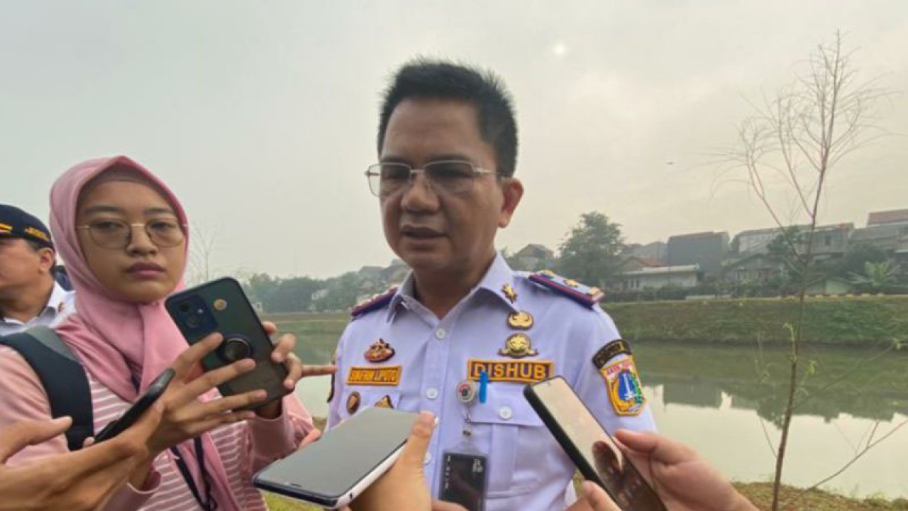 Kepala Dinas Perhubungan (Dishub) DKI Jakarta Syafrin Liputo memberikan keterangan kepada wartawan di Waduk Brigif, Jakarta Selatan, Jumat (16/6/2023). ANTARA/Luthfia Miranda Putri