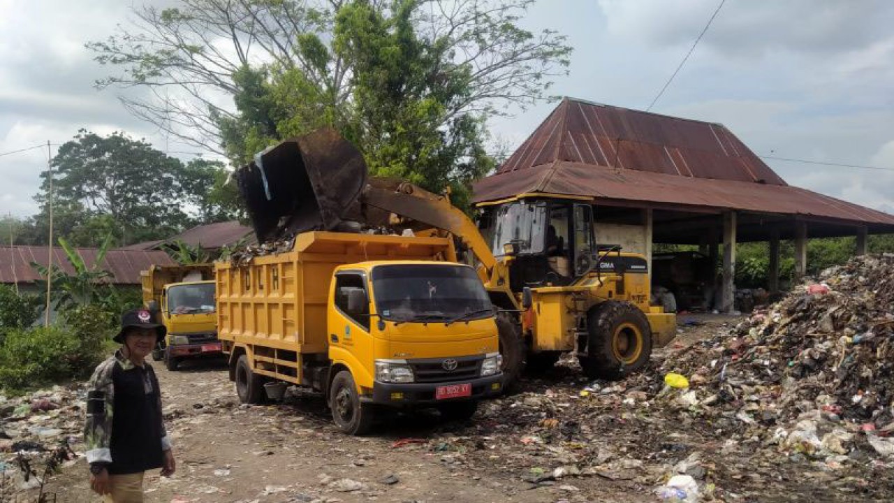 Armada angkutan sampah milik DLH Rejang Lebong saat mengangkut sampah dari TPS Desa Tasikmalaya guna dibawa ke TPA Jambu Keling belum lama ini. ANTARA/Nur Muhamad