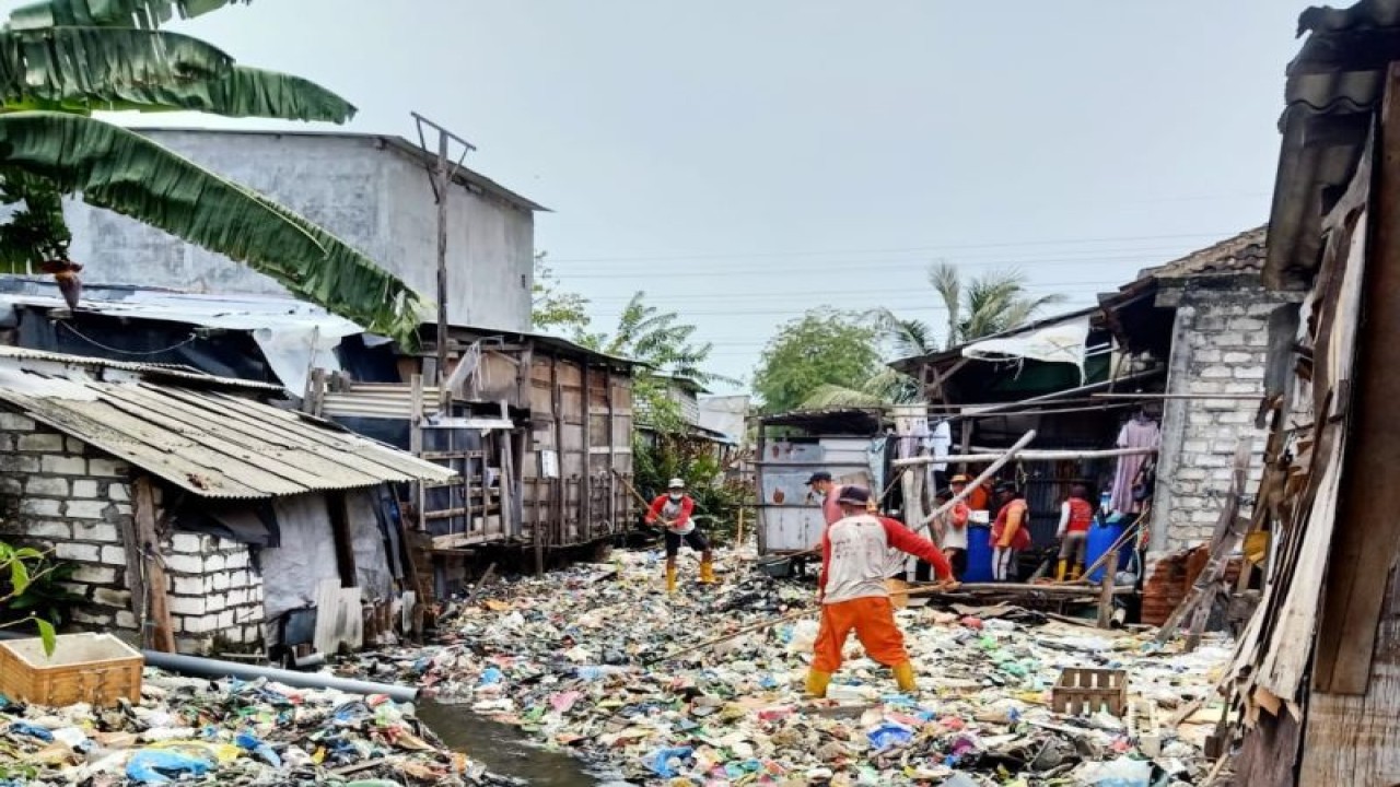 Foto Arsip - Petugas Pemkot Surabaya saat membersihkan tumpukan sampah di Sungai Kalianak, kota Surabaya, Senin (7/2/2022). (ANTARA/HO-Diskominfo Surabaya)